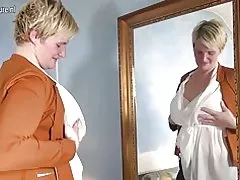 Ragveida holandiešu mājsaimniece, rotaļājoties ar viņu rotaļlietas