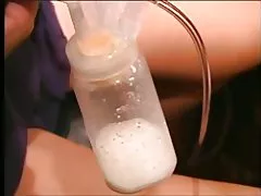 Sexy ilgi haired latina dubultu sūkņus pienu no pietūkušas krūtis