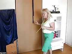 Oldnanny apaļš ar nobriedušu vecs nobriedusi ir spēlējoties ar incītis